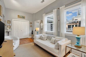 Televisión y chimenea