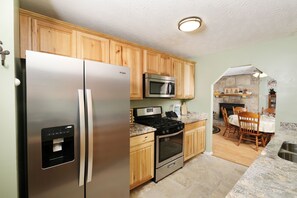 Coffee/tea maker, cookware/dishes/utensils