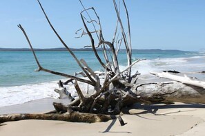På stranden och solstolar