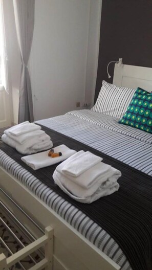 Bureau, rideaux occultants, lits bébé (gratuits), Wi-Fi gratuit