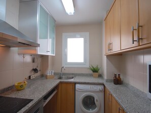 Kühlschrank, Mikrowelle, Ofen, Geschirrspüler