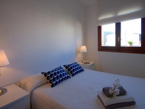 2 dormitorios, tabla de planchar con plancha, Internet y ropa de cama