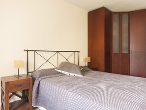 2 bedrooms, iron/ironing board, internet, bed sheets