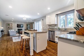 Fridge, microwave, oven, stovetop - Beautiful home next train station, grill, spacious (Holbrook)