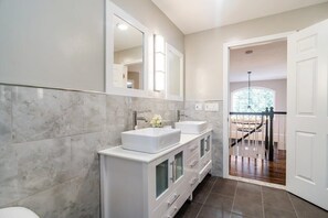 Bathtub, hair dryer, towels - Beautiful home next train station, grill, spacious (Holbrook)