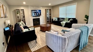 تلفزيون، مدفأة، ستيريو، مكتب