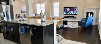 Beautiful home next to PGA, guest suite,close beach, right next to frisco