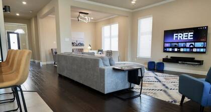 Beautiful home next to PGA, guest suite,close beach, right next to frisco