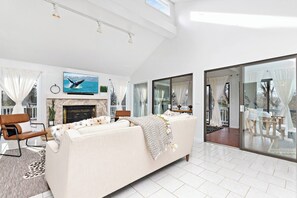 Télévision, cheminée, jeux vidéo, espaces bureaux