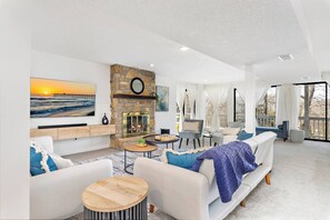 Een televisie, een open haard, videogames en een kantoor