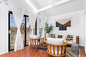 Télévision, cheminée, jeux vidéo, espaces bureaux