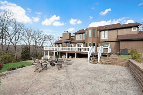 Stunning home woods 15 min to overlandpark