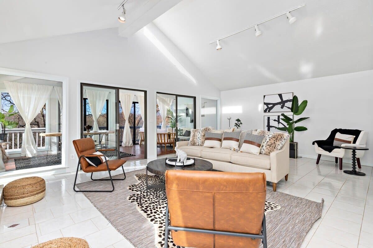 Fernseher, Kamin, Videospiele, Arbeitsbereiche