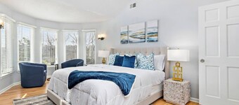 Stunning home woods 15 min to overlandpark