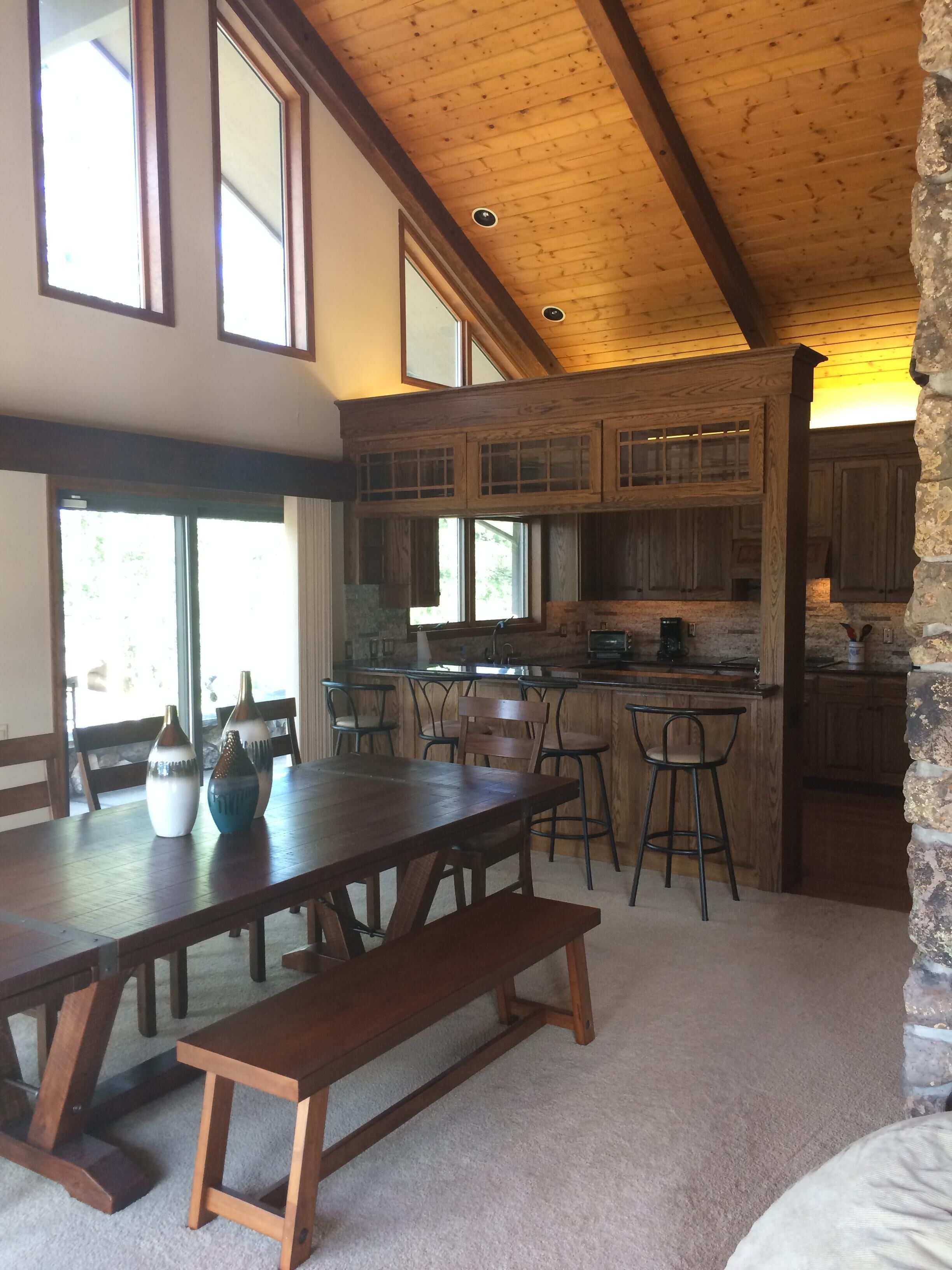 Beautiful, large, private home in Fox Acres- huge patio w/ gorgeous views!