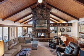 Smart TV, chimenea, reproductor de DVD y tenis de mesa 