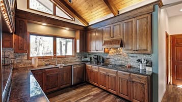 冰箱、微波炉、烤箱、炉灶