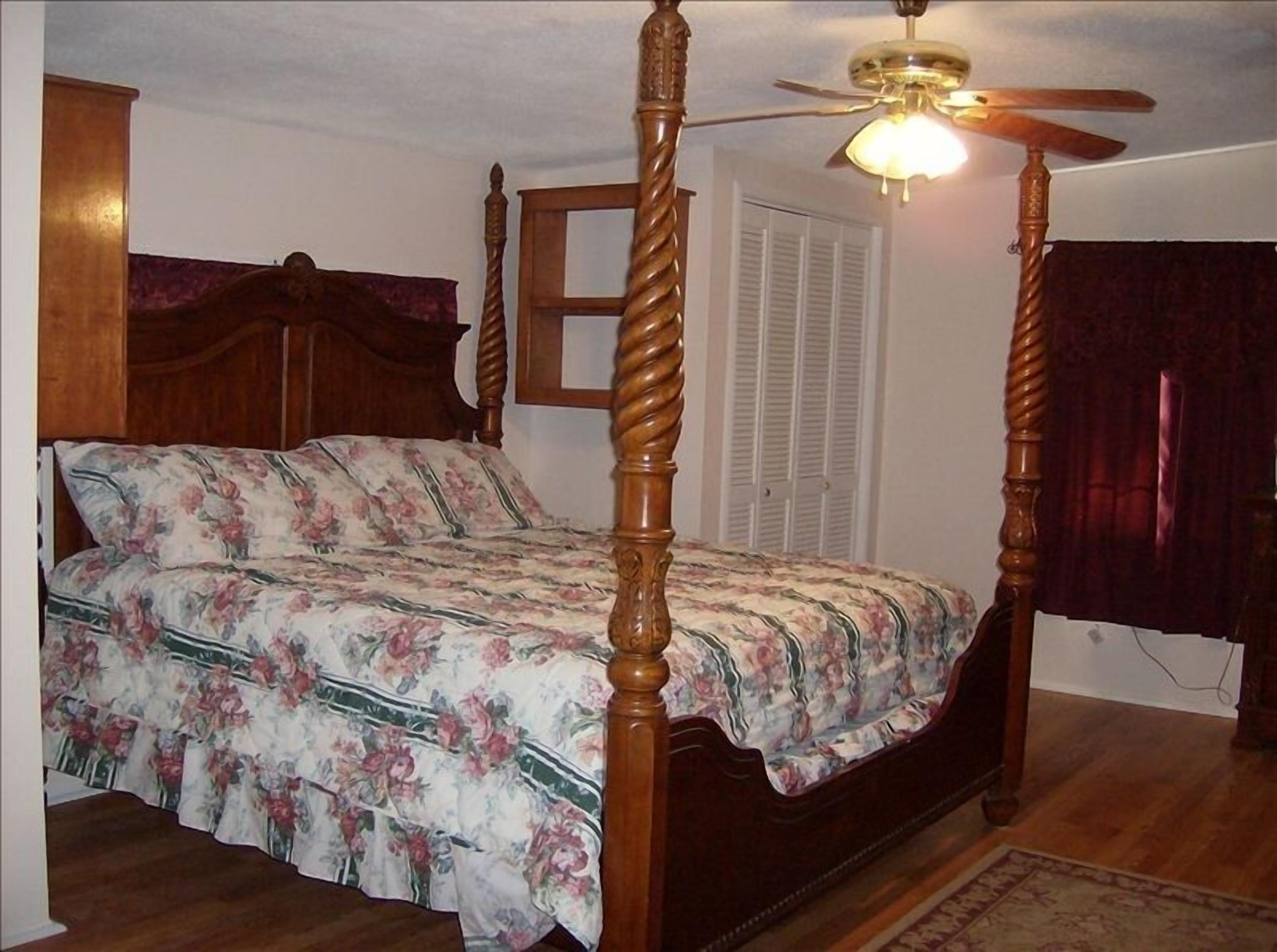 3 bedroom, 2 bath home with Awesome Lake Views and Your Very Own Private Pier.