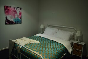 Deluxe-Apartment, 1 Doppelbett, barrierefrei, Flussblick | 1 Schlafzimmer, hochwertige Bettwaren, Bügeleisen/Bügelbrett
