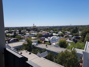 Deluxe-Apartment, 1 Doppelbett, barrierefrei, Flussblick | Terrasse/Patio
