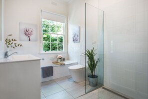 บ้านพัก, 1 ห้องนอน, วิวสวน | ห้องน้ำ | ฝักบัว, ไดร์เป่าผม, ผ้าเช็ดตัว