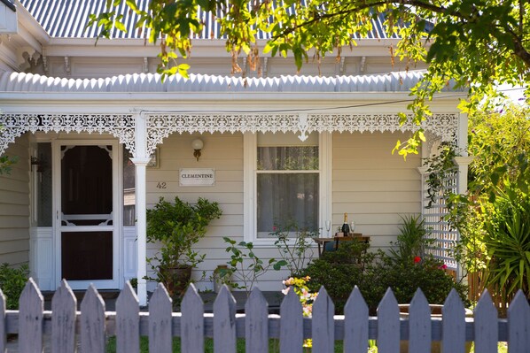 ด้านหน้าที่พัก