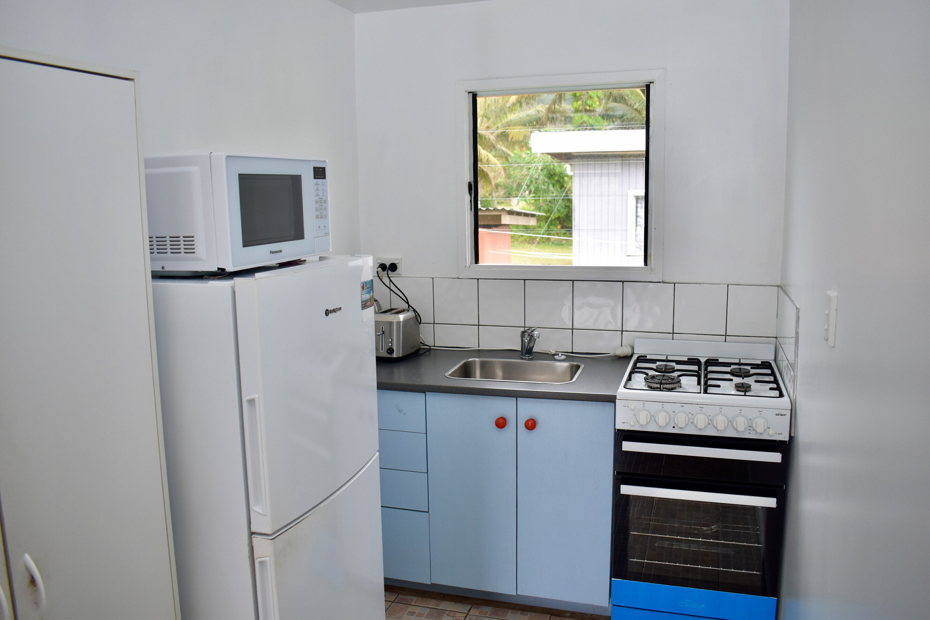 冷蔵庫、電子レンジ、オーブン、コーヒー / ティーメーカー