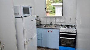 Kaffetrakter/tekoker, kjøleskap, mikrobølgeovn og ovn