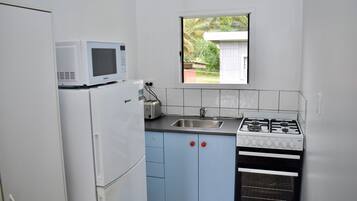 Refrigerador, microondas, horno y cafetera y tetera