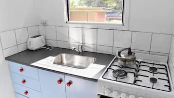 Kühlschrank, Mikrowelle, Ofen, Wasserkocher mit Kaffee-/Teezubehör