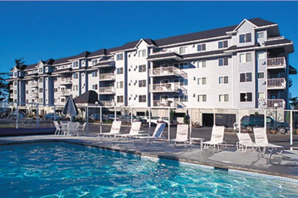 Boutiques, Discount malls, Galleries, Museums, Performing arts, Casinos !