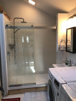 Douche, sèche-cheveux, serviettes fournies, savon