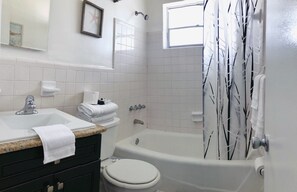 Hair dryer, towels, soap, shampoo - Studio Suite - Minutes from everything (Dania Beach)
