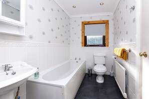 Baignoire, sèche-cheveux, serviettes fournies, savon