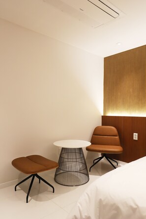 Studio Suite Bisnis, 1 Tempat Tidur Queen, Bebas Asap Rokok, pemandangan kota | Tirai kedap cahaya, kedap suara, Wi-Fi gratis, dan seprai linen