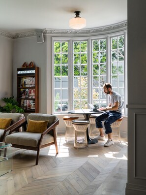 Coin salon dans le hall