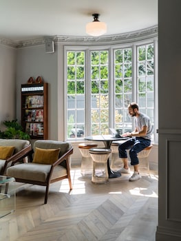 Sitting area in hotel lobby at Palihotel Westwood Village - West Beverly Hills