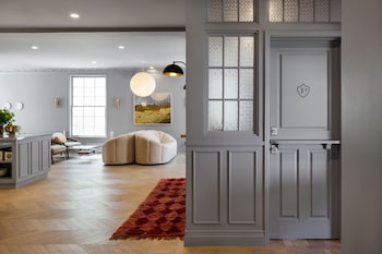 Hotel entrance and lobby at Palihotel Westwood Village - West Beverly Hills