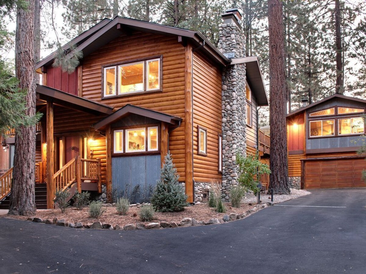 BASECAMP- Luxury and Stylish Mountain Cabin, 5bdrms, 3 Fireplaces, Hot Tub