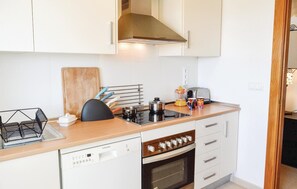 Réfrigérateur, four à micro-ondes, surface de cuisson, lave-vaisselle