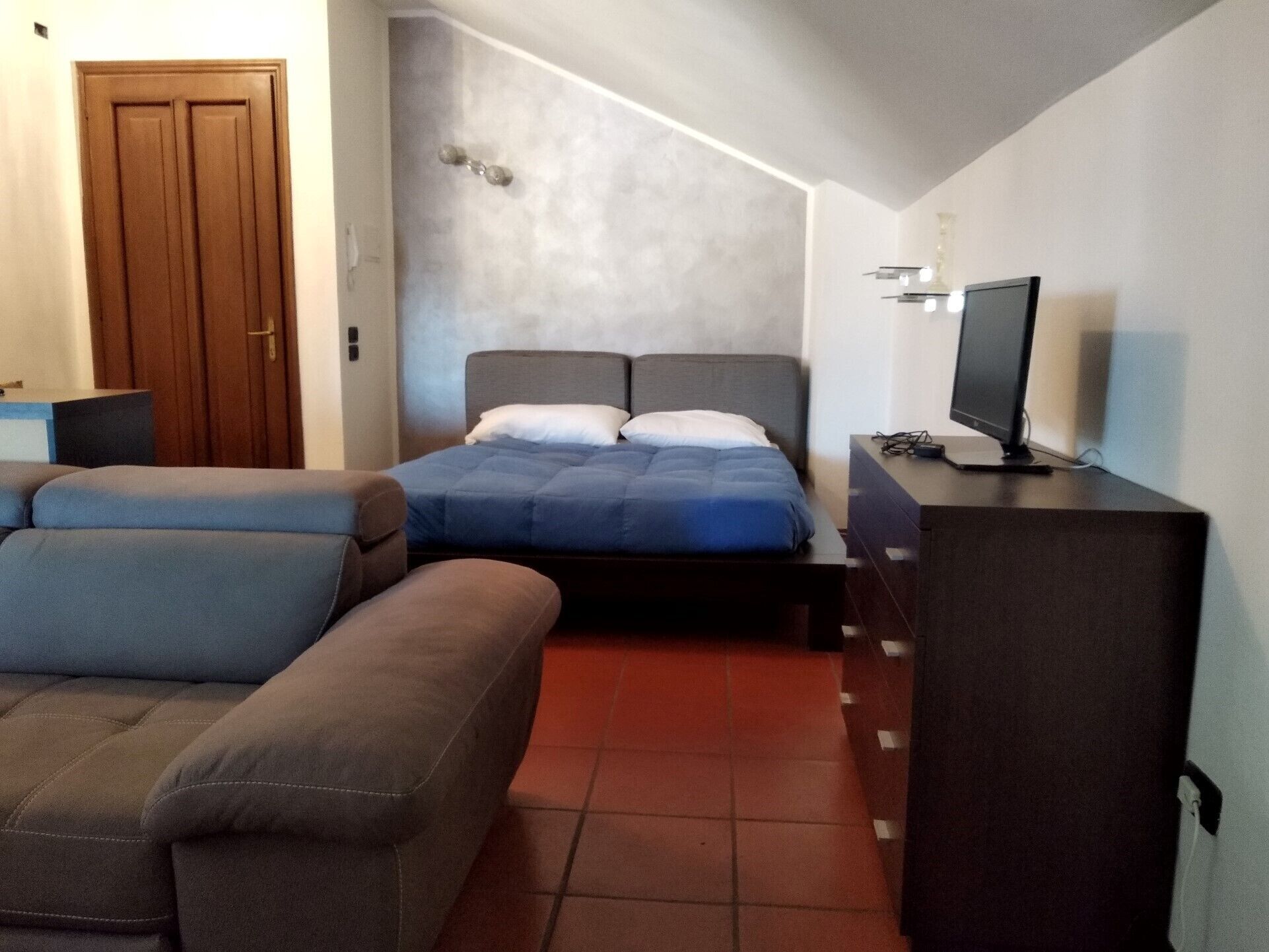 Full appartment very close to centre town in a silent and nice area.