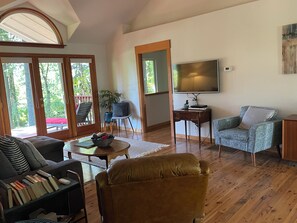 Fernseher, DVD-Player, Bücher