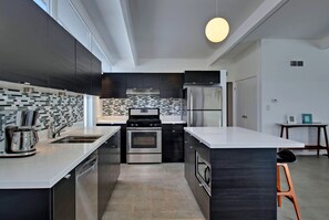 Frigorifero, microonde, forno, piano cottura