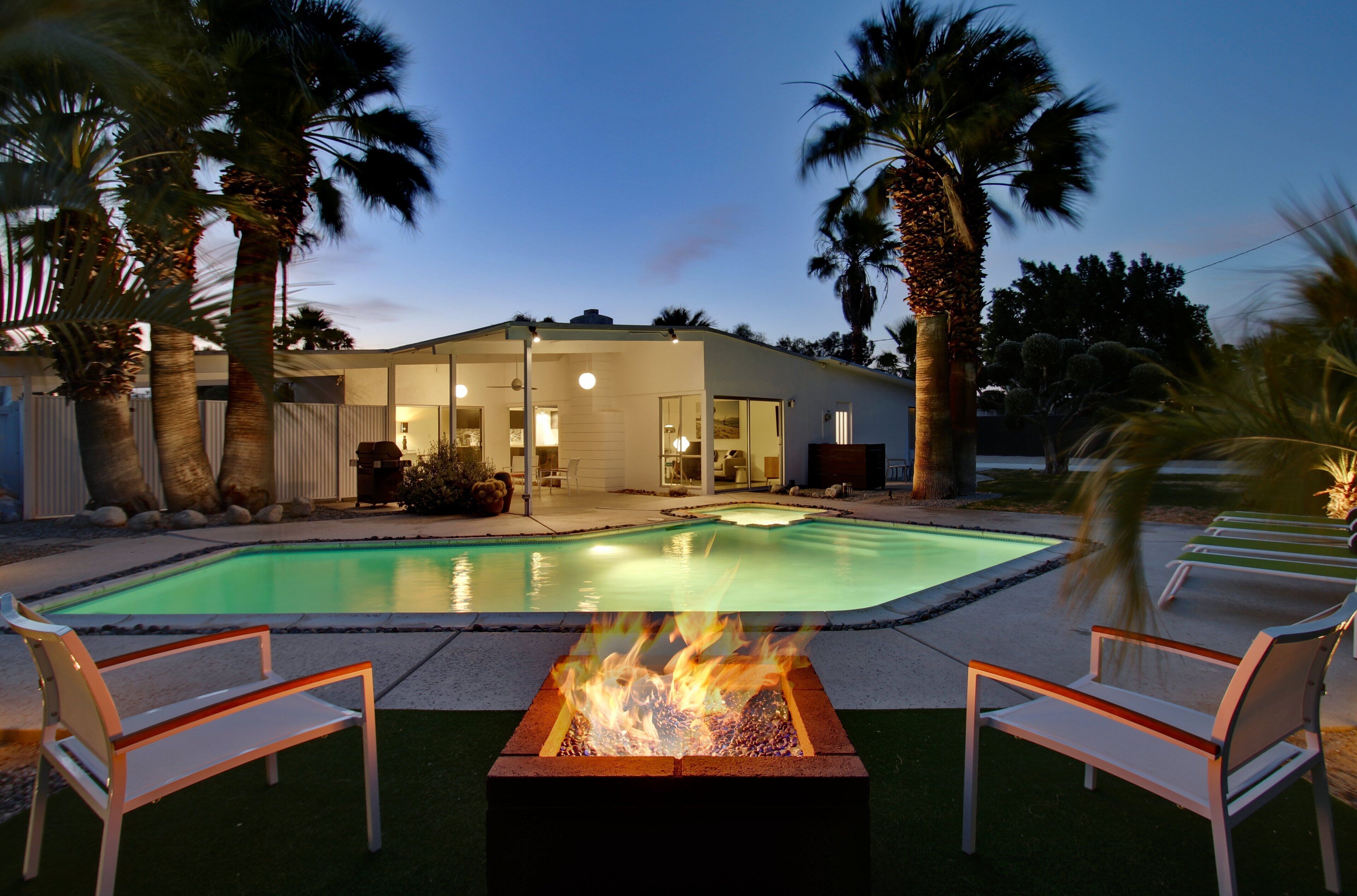 Utendørsbasseng og et oppvarmet basseng