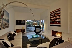 Smart TV, caminetto, libri, impianto stereo