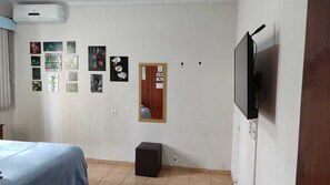 Soundproofing, iron/ironing board, free WiFi, bed sheets - Hostel Bauru (Bauru)