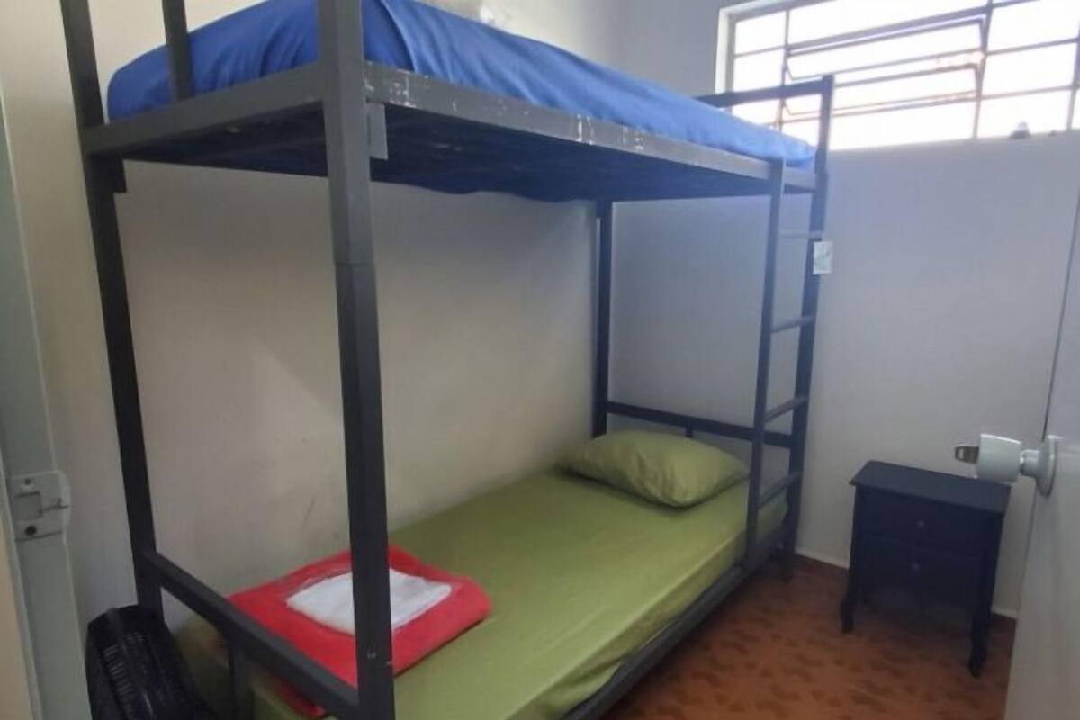 Sistema de insonorización, tabla de planchar con plancha y wifi gratis