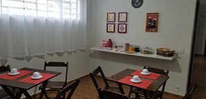 Fridge, microwave, cookware/dishes/utensils - Hostel Bauru (Bauru)