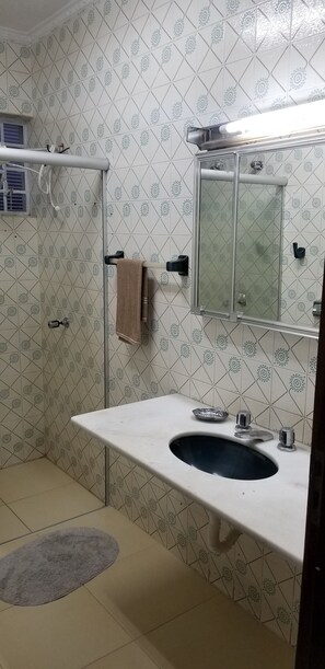 Shower, towels - Hostel Bauru (Bauru)