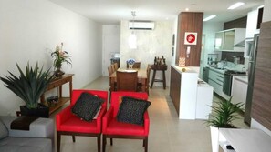 Televisión, reproductor de DVD, tenis de mesa y libros 